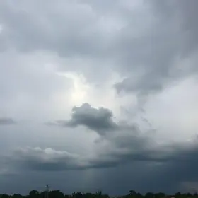 Assis tempo nublado e tempestades