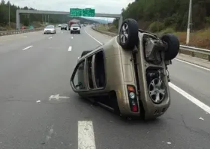 carro capota na rodovia SP-333