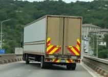 carreta entalada em viaduto