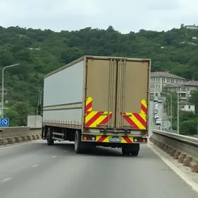 carreta entalada em viaduto