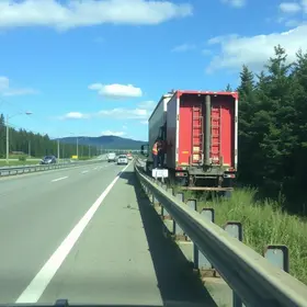 caminhão colide contra defensa metálica